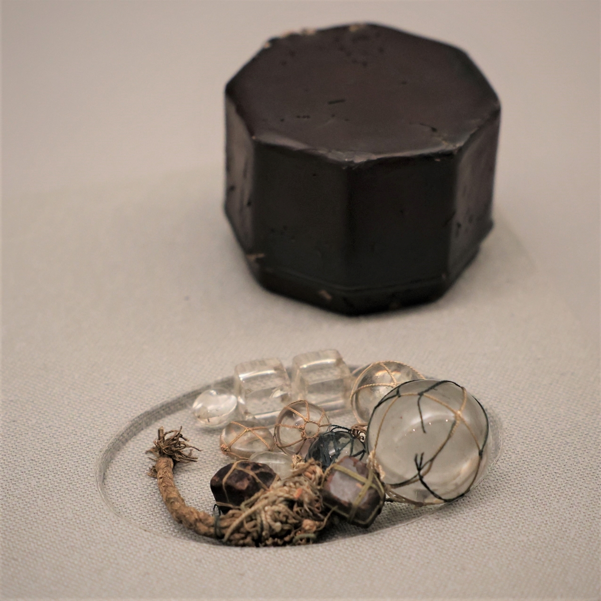 聖徳太子が5、6歳の頃に所持していた愛玩品と伝えられています。琥珀や