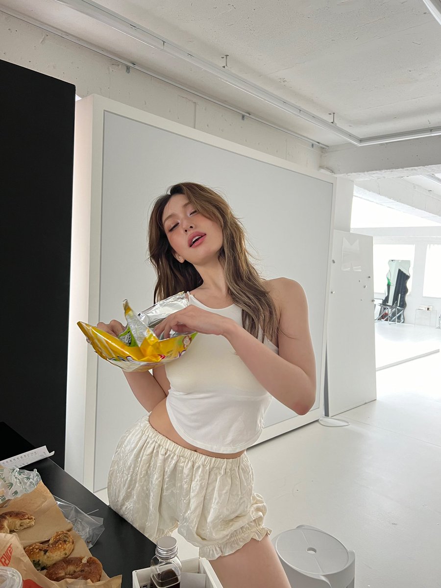hourly somi tweet media