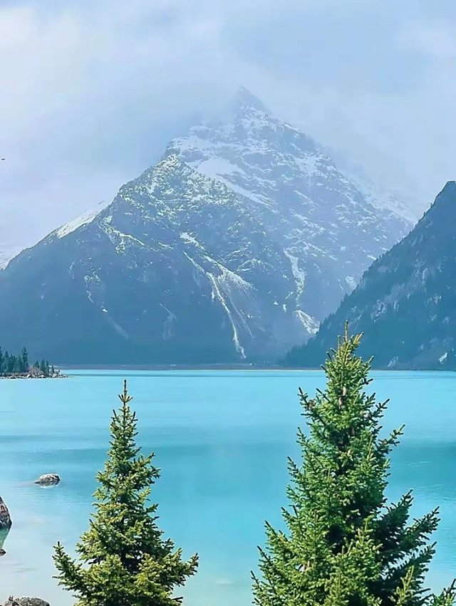 GanziChina's tweet image. Yulonglacuo beneath Chola Mountain sparkles like a sapphire! 
#GanziGuide #SpringTrip #lake #hiking #Travel #China