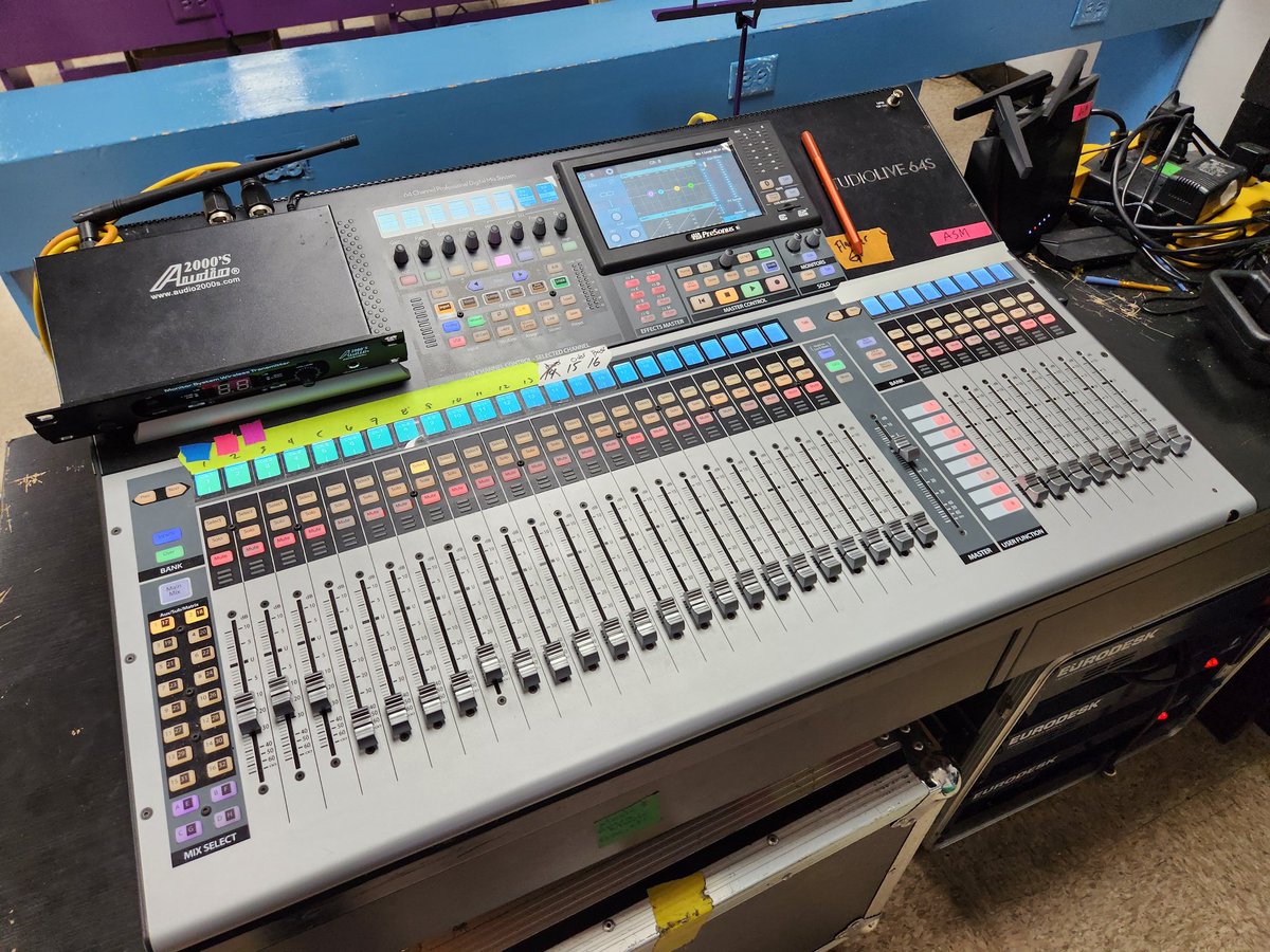 ChrisClarkHQ's tweet photo. This Mixer at my Music School is insane! 🤯 https://t.co/z7FmK2uule