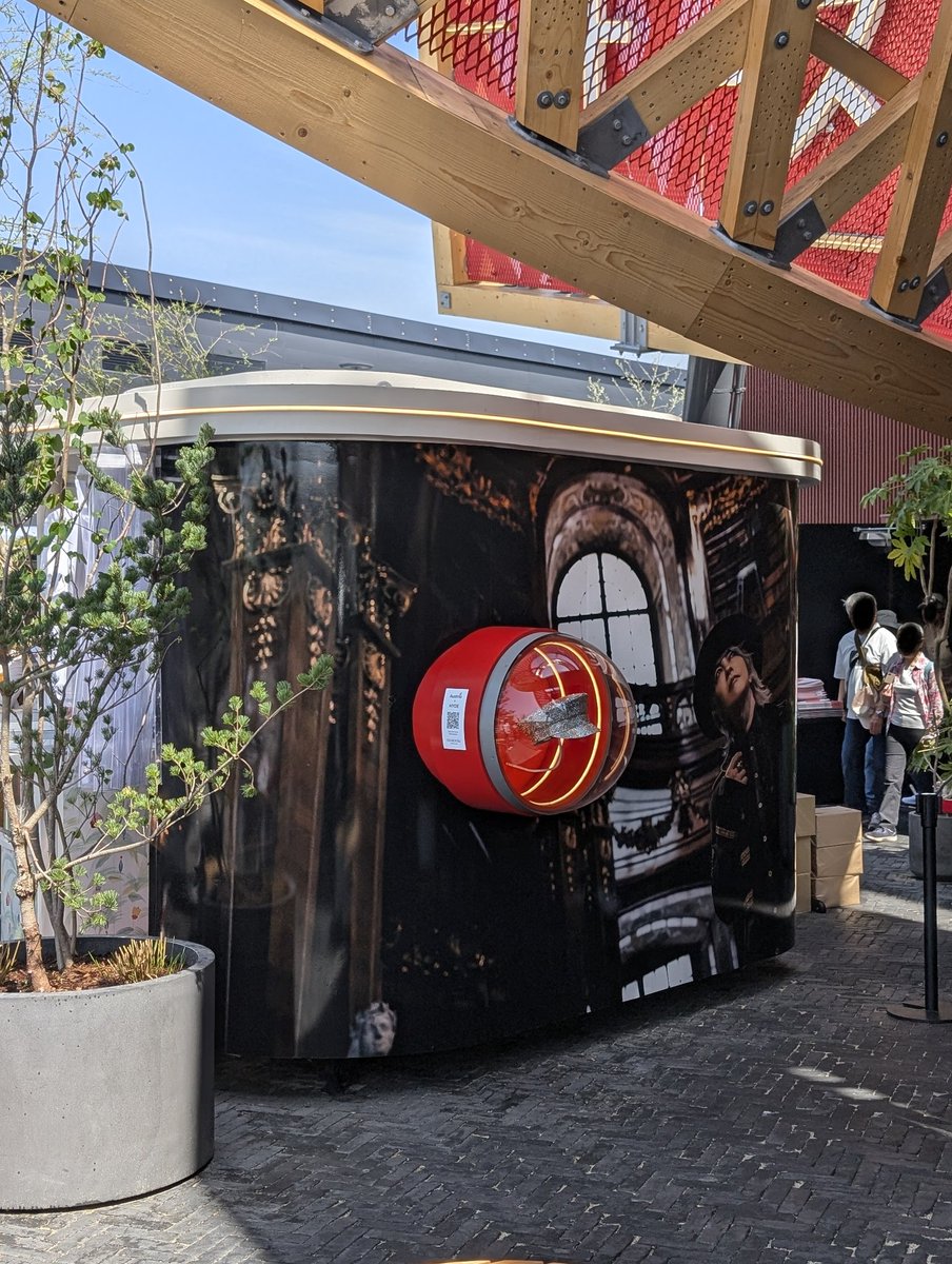 万博オーストリアパビリオンのHYDEさんの巨大ポスターとスワロフスキー