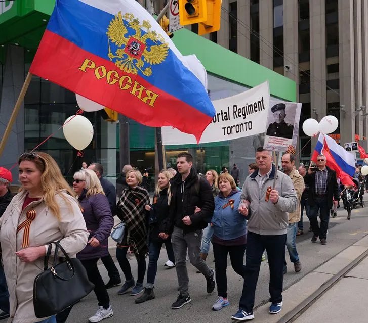 Любой, выходящий на улицу с флагом фашистской федерации, должен быть немедленно депортирован на родину.
Уродам не место в свободном мире!

— ретвит, если согласны.