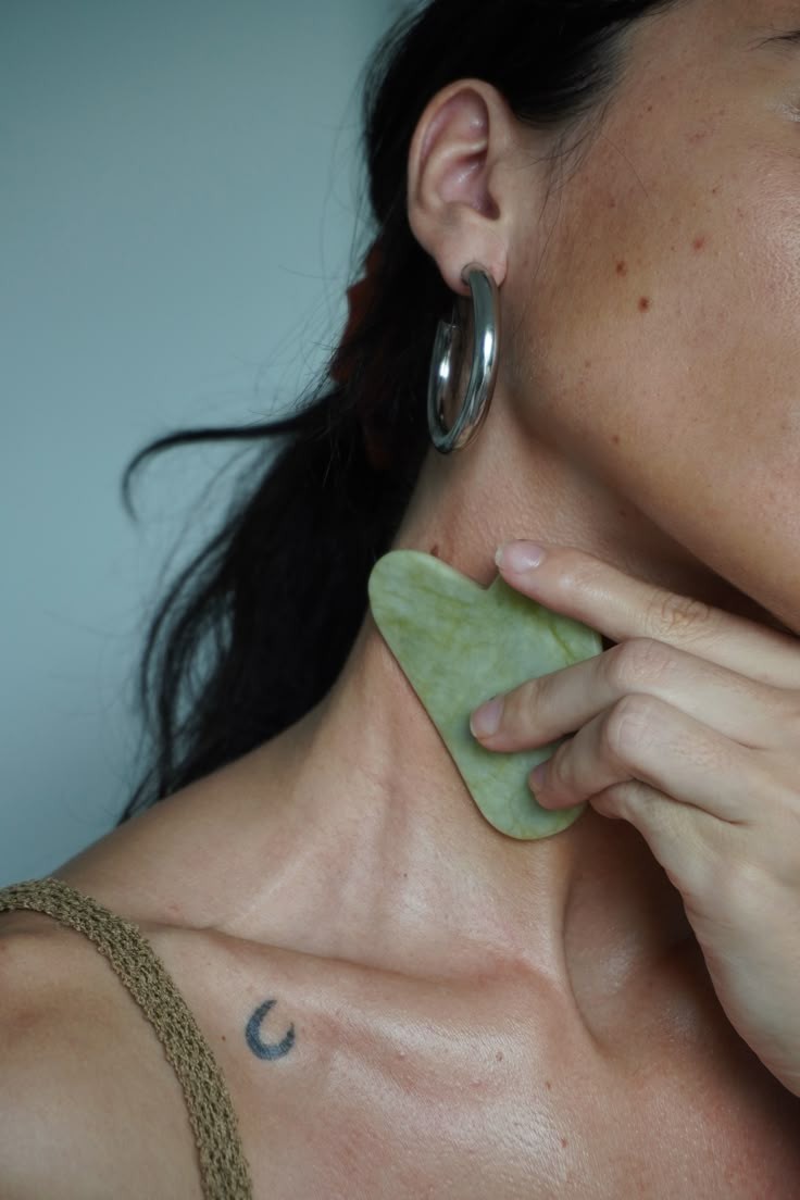 supermoongirl9's tweet photo. a simple remedy for a better 2H (aka boosting self-confidence and relationship to money) is having a nice skincare routine you like and doing face gua sha and face masks regularly (as that house is also about your face) https://t.co/M71iKLKLYF
