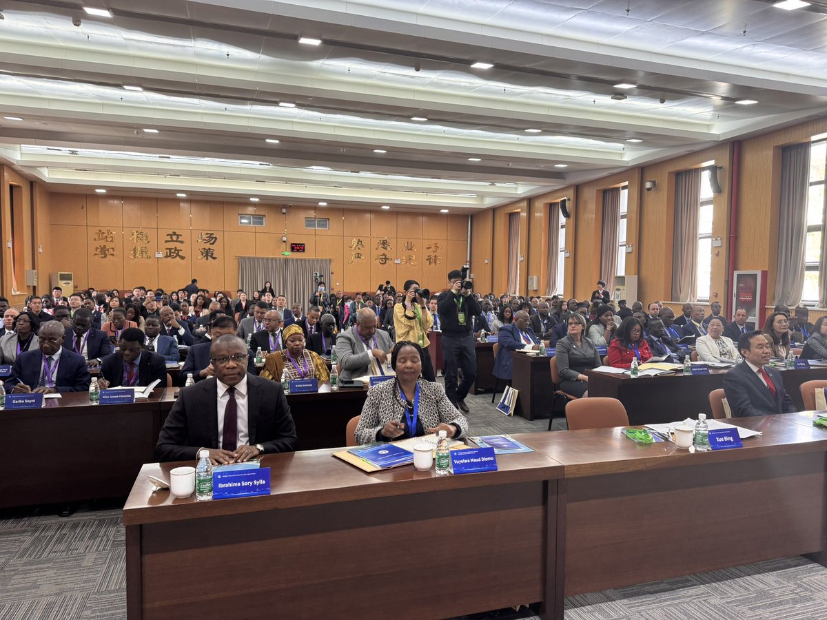 J’ai été heureux de recevoir M. Mor Fall DG de l’ENA de Dakar en marge de sa participation au Forum sur la communauté de destin Chine-Afrique organisé par l’Universite des Affaires Étrangères de #Beijing. L’ENA bénéficiera d’un appui de la #Chine pour renforcer ses capacités.