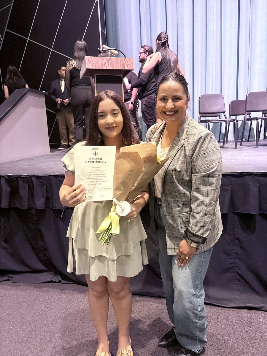 Mterrazas_'s tweet photo. Thank you ladies for giving me the privilege of pinning you tonight as new members of the PHHS National Honor Society.✨💕#NHS #TeamSISD  @agaray_PHHS https://t.co/Kvt0qzDelY