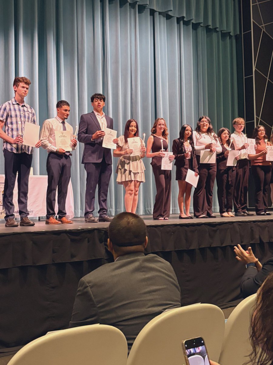 Mterrazas_'s tweet photo. Thank you ladies for giving me the privilege of pinning you tonight as new members of the PHHS National Honor Society.✨💕#NHS #TeamSISD  @agaray_PHHS https://t.co/Kvt0qzDelY