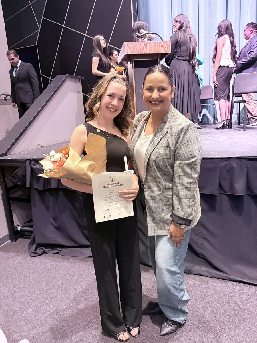 Mterrazas_'s tweet photo. Thank you ladies for giving me the privilege of pinning you tonight as new members of the PHHS National Honor Society.✨💕#NHS #TeamSISD  @agaray_PHHS https://t.co/Kvt0qzDelY