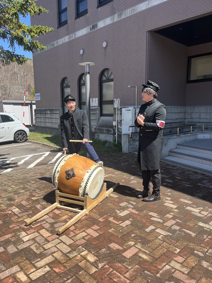 突然だが、学館前で寮歌校歌を歌うぞ！！！
商大生の諸君はぜひ我が校の歌を歌えるようにしよう！！！