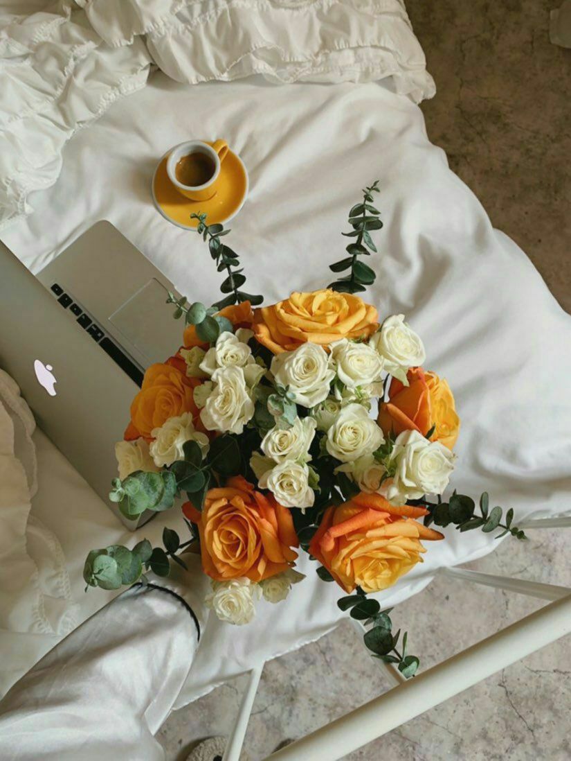 "يحلُو صباحي بالذين أُحبهم 
حتى وإن لم نجتمع أجسادًا

أرواحهم تكفي لِتُشرق هاهُنا 
شمسٌ تكونُ لِبهجتي ميلادًا "
اسعد الله صباحكم بكل خير 🌷