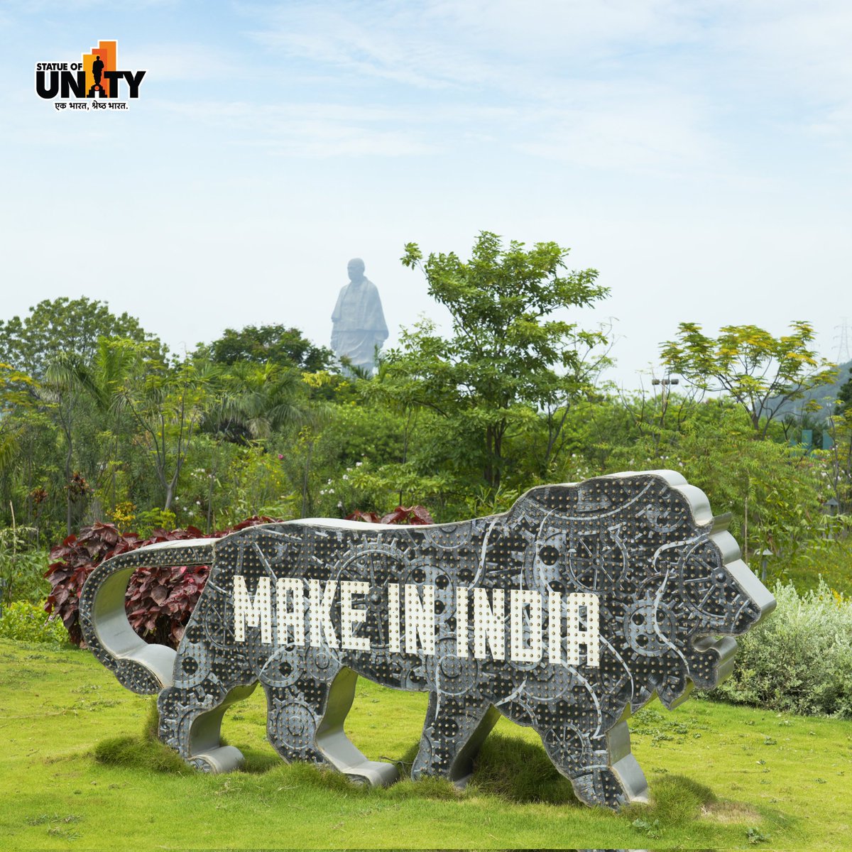 souindia's tweet photo. A burst of colors beneath the mighty statue โ the valley of Flowers in full bloom at the Statue of Unity.
#ValleyOfFlowers #ColorfulEscape #StatueOfUnity #EktaNagar #150YearOfSardarPatel https://t.co/e90kxA9MYa