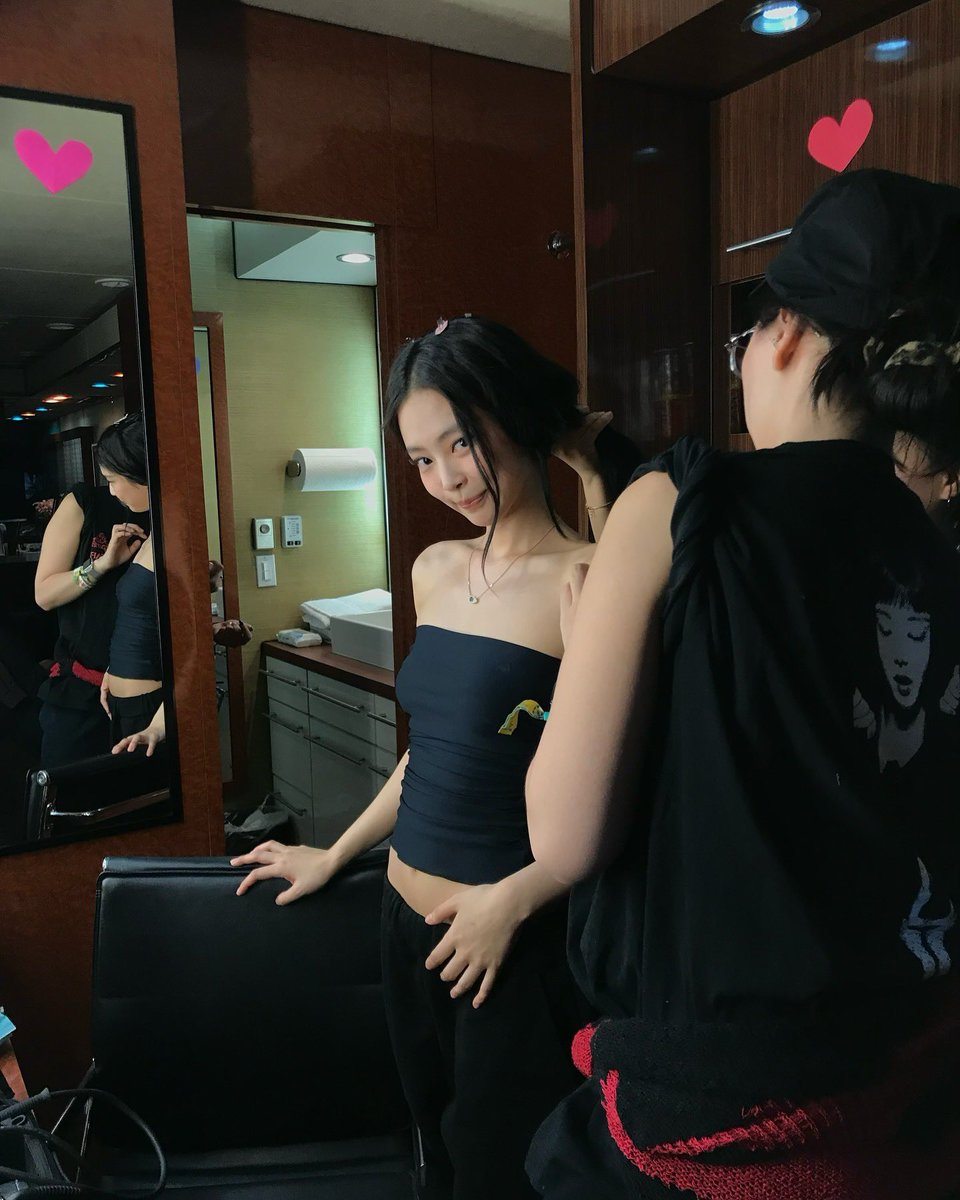 tjruby_'s tweet photo. เจนนี่ยังไม่มูฟจาก #JENCHELLA วีคแรก แล้วเจนนี่กับโคเชลล่าลุคไหนเริ่ดหมด ชอบมากเอาอีกกก https://t.co/iLWZMeqZcs