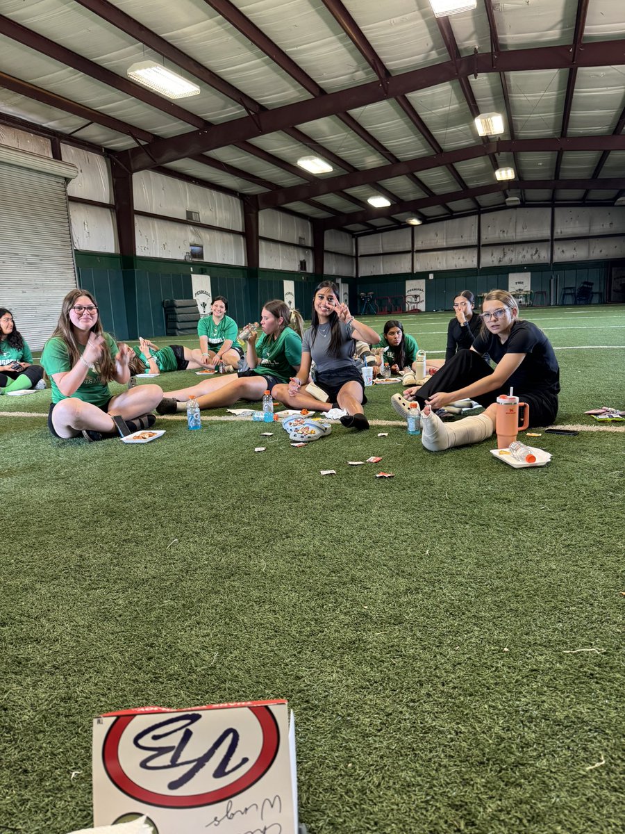 phsmavsoftball's tweet photo. Thank you Pearsall Youth Organization for sponsoring today’s team dinner. We truly appreciate your continued support!!! 💚🤍🤘🥎

#RefusetoSink https://t.co/9EORzmvguh