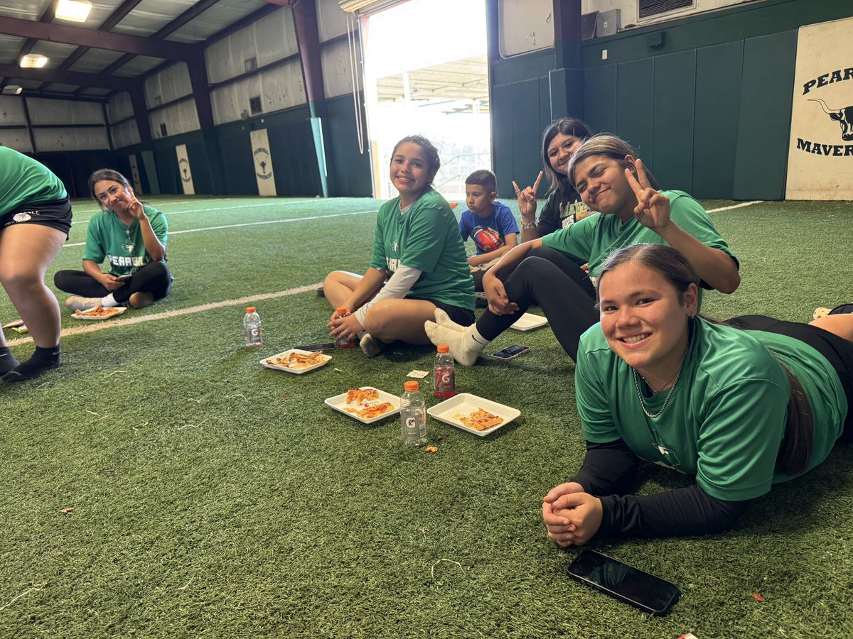 phsmavsoftball's tweet photo. Thank you Pearsall Youth Organization for sponsoring today’s team dinner. We truly appreciate your continued support!!! 💚🤍🤘🥎

#RefusetoSink https://t.co/9EORzmvguh