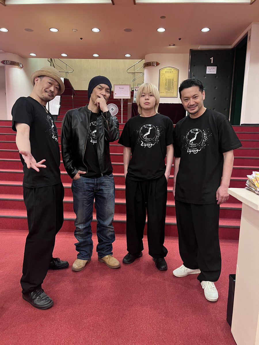 ミュージカル「ZIPANGU〜遥かなる路〜」
残すところ後3日　
無事に終えれるよう頑張ります。

写真は振付師KATSUさんと　
アンサンブルキャストRYOさん　政宗くんと..

#ZIPANGU2025
#舞台ZIPANGU