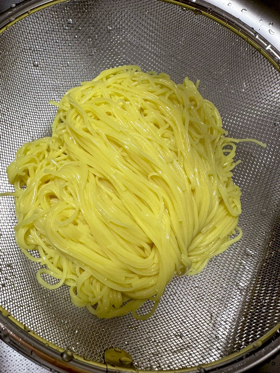 oniku117's tweet photo. 冷やし中華始める人〜！！！！

揖保乃糸の中華麺美味い！！！！！！シコシコ、ちゅるんよぉ！！！ https://t.co/baIix3POCv