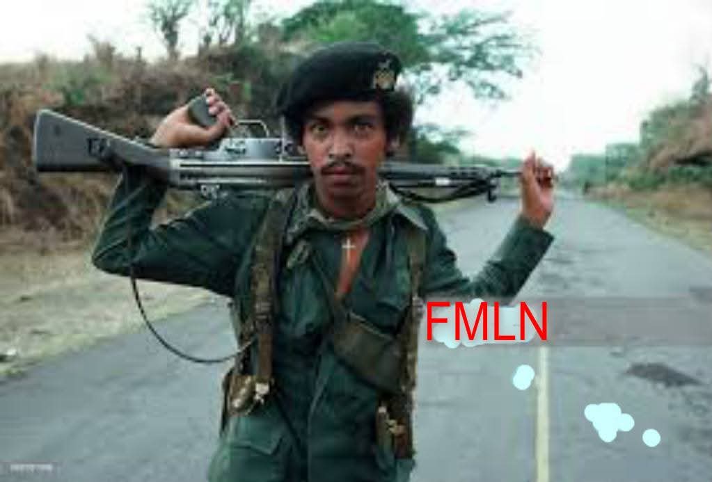 Juramos_vencer's tweet photo. Usulutan #UNDIA 1 de abril de 1983.
Compañero guerrillero del FMLN (no identificado), captado en medio de una carretera portando un rifle de asalto G-3 de fabricación alemana. https://t.co/aq5Y7k1b2N