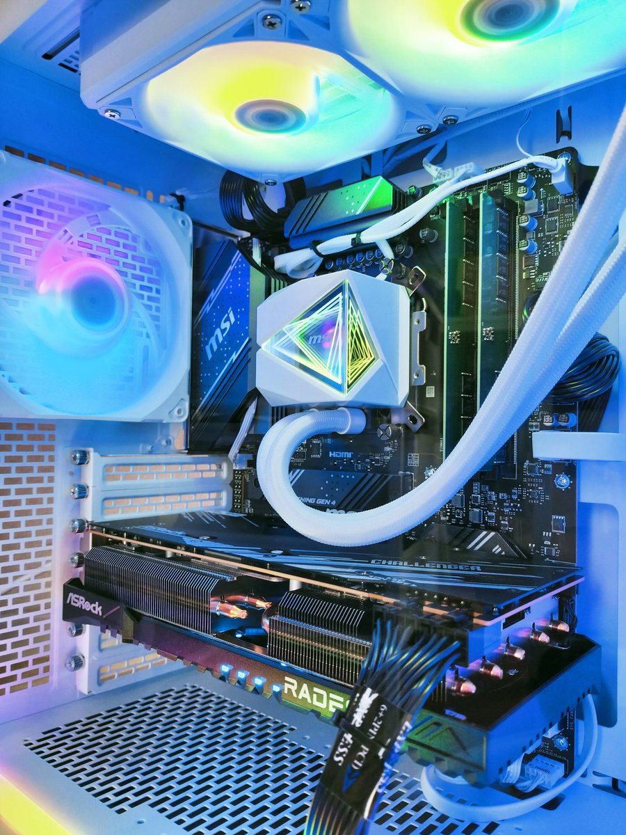 念願のデスクトップPCが…！！
ついに届いた〜！！

この中に…住みたい…っ🥹✨
むき出しメモリなのでいつか光るやつに交換するゾ！