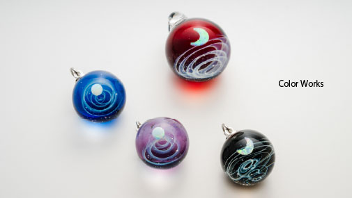 lampwork_museum's tweet photo. ☆-WEB販売を開始しました-☆
〇Color Works
宇宙・地球・空・水・風をテーマに幻想的なペンダント。
https://t.co/OnRVk6NOXi
#ColorWorks #宇宙 #ペンダント #KOBEとんぼ玉ミュージアム #神戸観光 https://t.co/2gOOrccZGg
