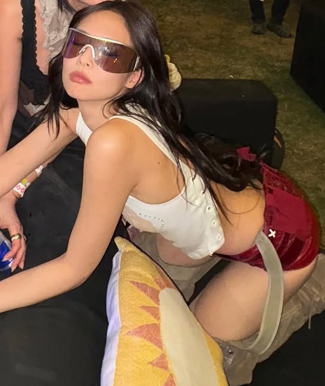 JENNIE HELLO??!!