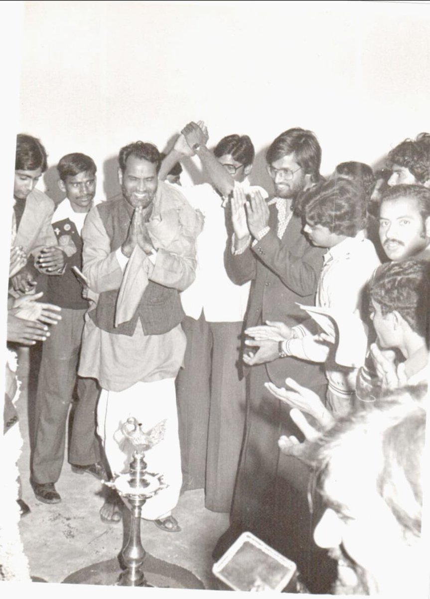 Rajendra4BJP's tweet photo. देश के पूर्व प्रधानमंत्री, "युवा तुर्क" के नाम से विख्यात, मेरे प्रेरणास्रोत श्रद्धेय स्व. चंद्रशेखर जी की जयंती पर उन्हें कोटि-कोटि नमन। वे एक ऐसे जननेता थे जिन्होंने सिद्धांतों के लिए कभी समझौता नहीं किया और जनहित को सदैव सर्वोपरि रखा।

मुझे छात्र राजनीति के दौर से ही उनके विचारों और जीवन मूल्यों से 
बहुत कुछ सीखने का सौभाग्य मिला जिसने मेरी सोच और कार्यशैली को दिशा दी। उनका संघर्षशील जीवन, निर्भीक विचार और लोककल्याण के लिए समर्पित कार्य हम सभी के लिए प्रेरणादायी हैं।