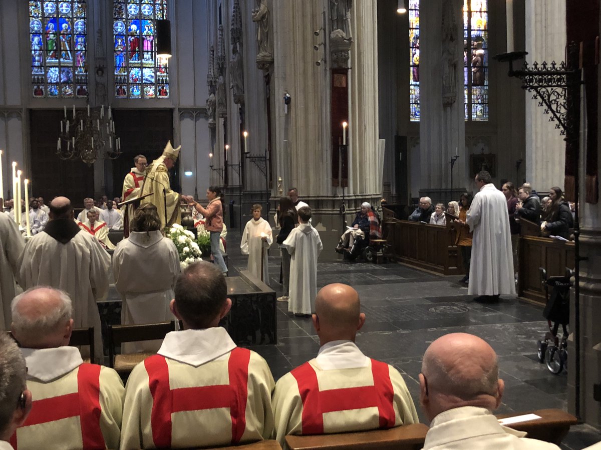 Het was een mooie Chrismamis in de kathedraal in Den Bosch. Hier reikt een vormeling uit onze parochie een gave aan, die de bisschop in ontvangst neemt. Gezien vanuit het ‘vak’ van de diakens. #Groesbeek