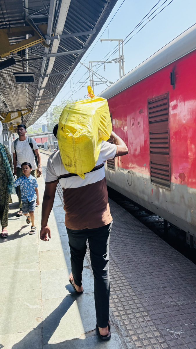 wrldcivic's tweet image. @RailMinIndia @IRCTCofficial @drmmumbaicr 

Is this how passenger luggage is handled? This is complete negligence.

Name: Amool (Genius)
Requesting immediate action.
#IndianRailways #LTT #ParcelIssue #Negligence