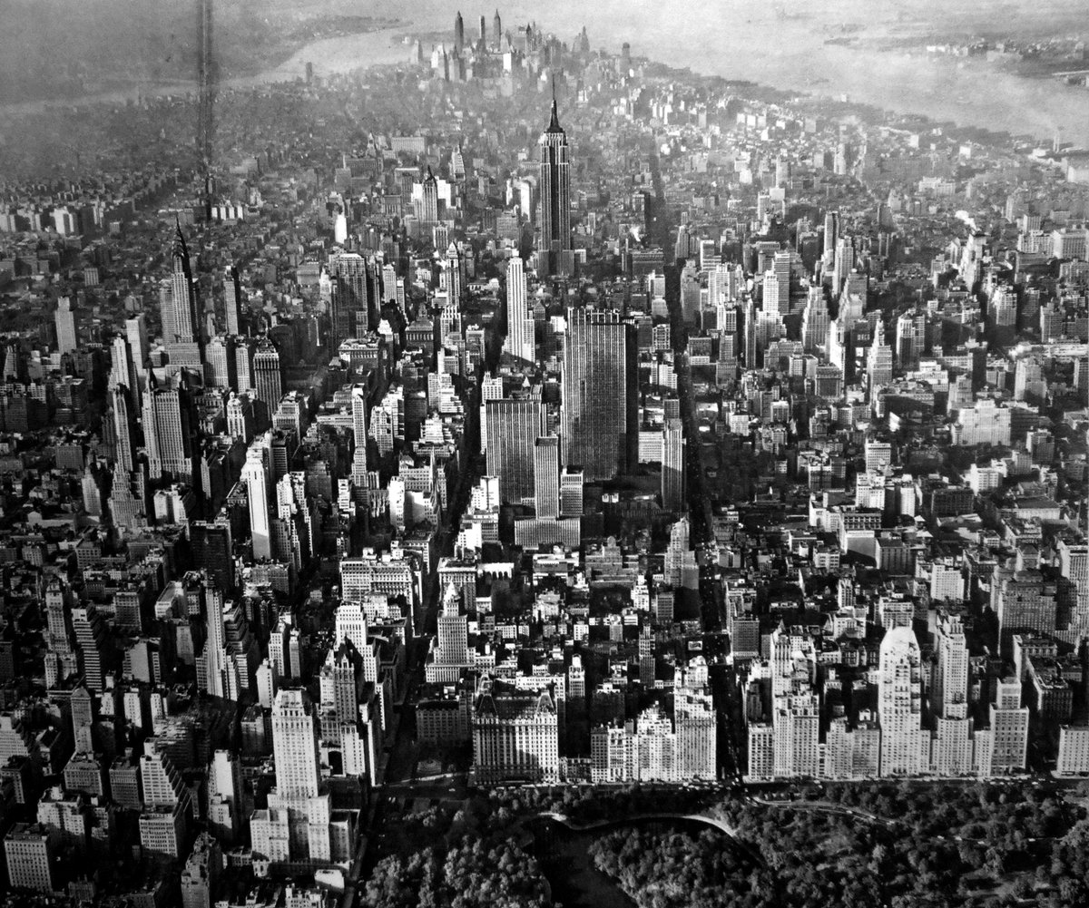 eralsoto's tweet photo. Hoy, en  #HistoriaDeLosRascacielosDeNuevaYork, la evolución del perfil arquitectónico de Manhattan durante 1955 en esta fabulosa fotogalería.
  
https://t.co/GmrWsNnkc0

#historiadelosrascacielosdenuevayork, #manhattan, #arquitectura, #1950s https://t.co/nX9buL80b4