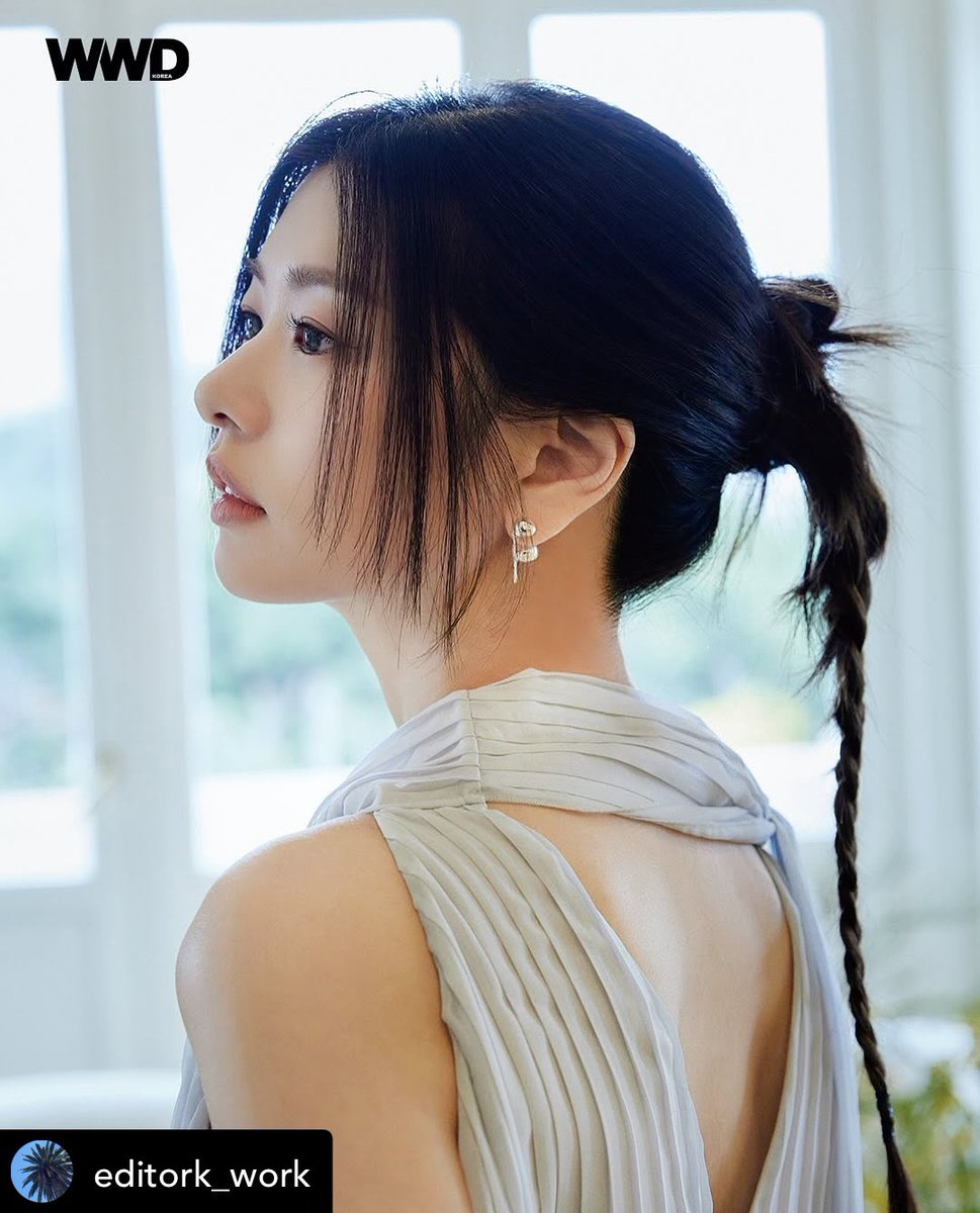 PrettySominFan's tweet photo. Lovely photos of our goddess Somin shared on @editork_work IG post 👍👏🙏

Beyond words to describe how beautiful Somin is in this pictorial 🤍💜😘

#JungSoMin #정소민 
#COSSS25 #WWDKOREA https://t.co/7IBxykAKmI