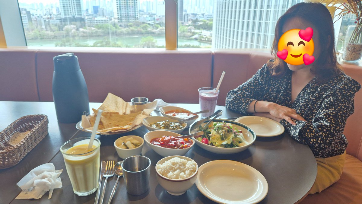 오랜만에 롯데타워에 와서 데이트중입니다 
모두들 즐겁고 행복한 하루 되세요