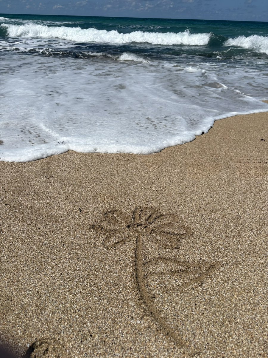 TimeArchitectt's tweet image. Beauty doesn’t have to last to matter. Even fleeting moments can echo in the cosmos …
So leave your mark, no matter how brief!