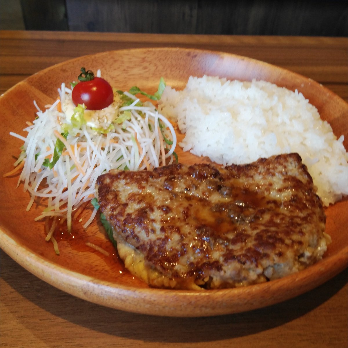 kageacco's tweet photo. 最近は歩くと胸が痛くなるので出かけなくなったが、だいぶ暖かくなってきたので久しぶりに遠出。
某ハンバーグ屋さんで昼食。 https://t.co/PqbQLkyRmq