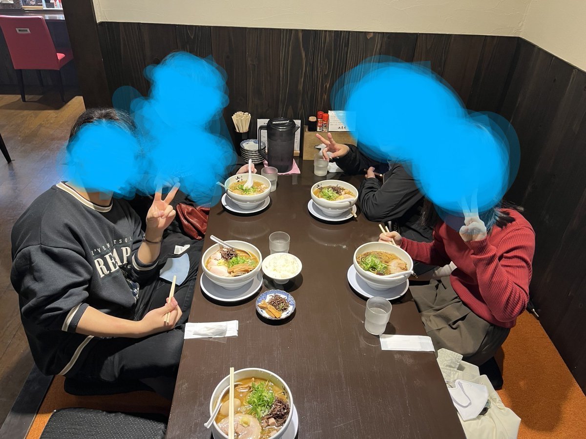 Solae60192902's tweet photo. 先日4月13日に長野県合唱祭の合同練習に参加してきました！本番に向けて練習していきます！

練習後にお花見の予定でしたが、天候が悪かったのでラーメンを食べに行きました🍜美味しかったです！

 #松本大学
 #松本大学アンサンブルsolae https://t.co/x1D2uPtacR
