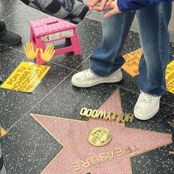dailytre4sure's tweet photo. the spanish words on the sign says:

"put your name in a star and you will be famous"

and your TIME will surely come our treasure, slowly but surely 🥹❤️ @treasuremembers https://t.co/RX8BCHQjoy