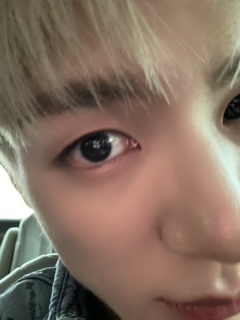 (.◠‿◠ ) ｡⁠*ﾟ♡
                        good morning 🌼
не обращайте внимание на мой сонный вид, я просто не высыпаюсь последнее время.🥱 не знаю с чем это связано, но я стараюсь восстанавливать свой режим.. честно 🙂‍↕️