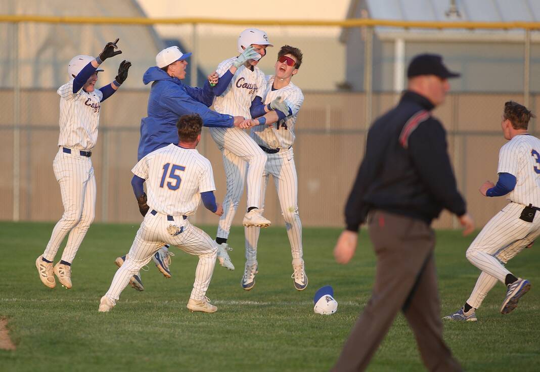 GDRsports's tweet photo. Cougars walk off Delta with three-run seventh https://t.co/zwFFok6VhC https://t.co/A2TdGVkWx0