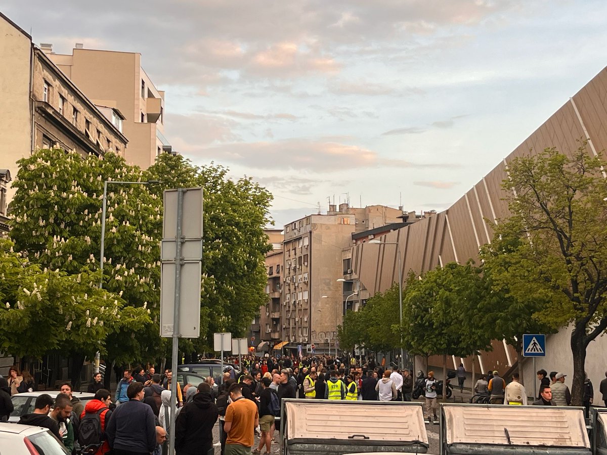 Dobro jutro.
Sve što od jutros ide na RTS-u je unapred nasnimljeno. Prešli su na čisto botovanje.
Kao što rekoh, kada ima dovoljno ljudi nikome ne pada na pamet da pokuša da probije blokadu.