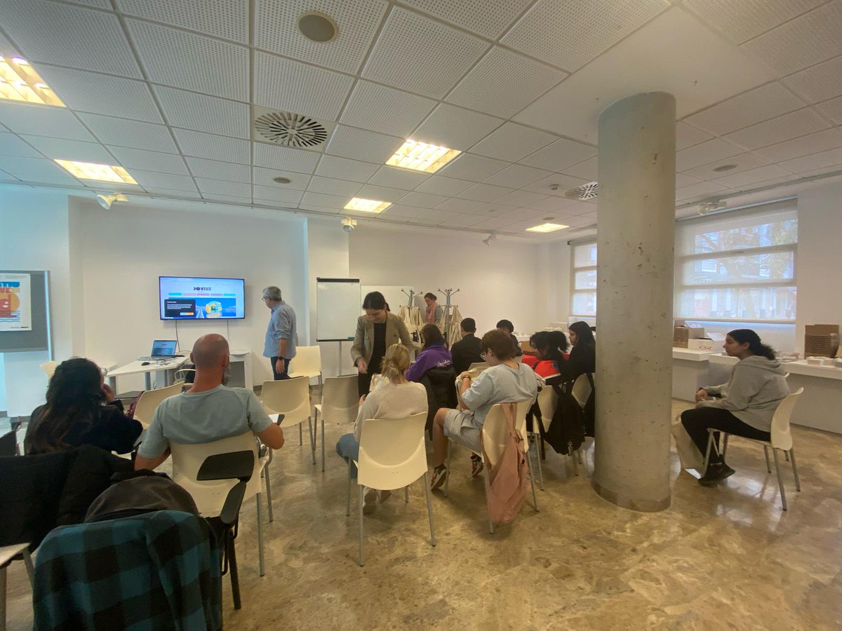 EAPN CV (@xarxaeapncv) on Twitter photo 🟣 Tallers “Participació de la joventut en l’era digital” amb +30 joves 🧑🏽💻
💬 Parlant de drets, vulnerabilitats i participació
📍 Espai Jove VLC + visita i presentació de <a href="/JoventutVLC/">Joventut VLC</a> 
🙌 Amb <a href="/ini_solidaries/">Iniciatives Solidàries</a> , <a href="/FAdsisValencia/">Fundación Adsis Valencia</a> , <a href="/Acontraelhambre/">Acción contra el Hambre España</a>  i <a href="/COTSvalencia/">COTSV</a> 🟣 Tallers “Participació de la joventut en l’era digital” amb +30 joves 🧑🏽💻
💬 Parlant de drets, vulnerabilitats i participació
📍 Espai Jove VLC + visita i presentació de <a href="/JoventutVLC/">Joventut VLC</a> 
🙌 Amb <a href="/ini_solidaries/">Iniciatives Solidàries</a> , <a href="/FAdsisValencia/">Fundación Adsis Valencia</a> , <a href="/Acontraelhambre/">Acción contra el Hambre España</a>  i <a href="/COTSvalencia/">COTSV</a>