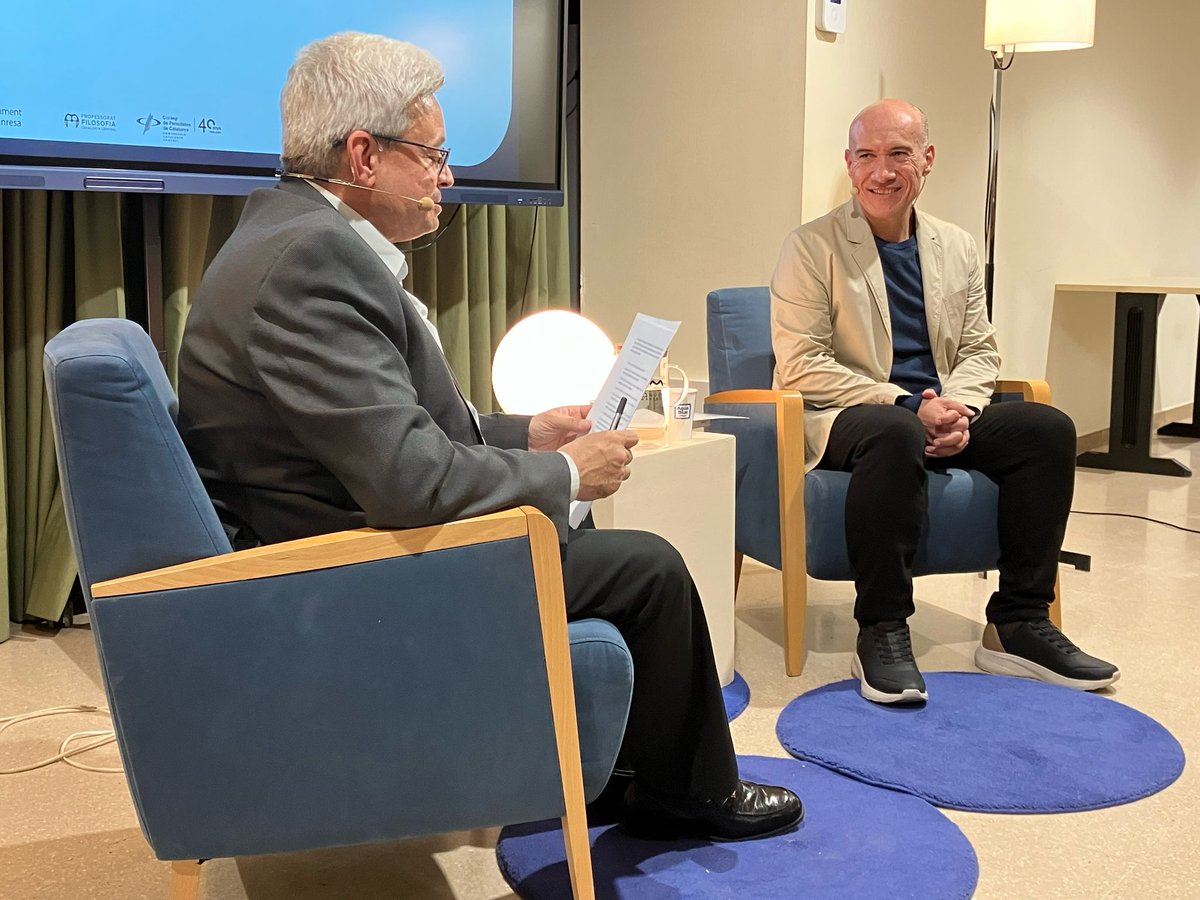 manresacultura's tweet photo. 🗣️ Aquest dimecres, la sala d’actes del Centre Cultural El Casino s’ha omplert de públic per gaudir d’una entrevista amena i inspiradora amb Gaspar Hernàndez, dins del cicle #PessicsDeVida. https://t.co/4CumqGsIIS