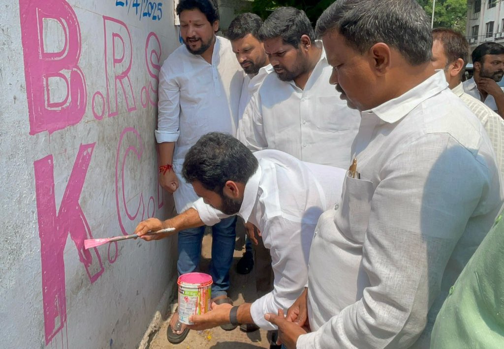 Chalo Warangal ✊🏻

As <a href="/BRSparty/">BRS Party</a> celebrates 25 glorious years of people’s leadership.
Join us for the grand Silver Jubilee Sabha on 27th April in Warangal.

Leaders, cadre and every individual in support of Telangana’s development is invited. 
Let’s March with pride. 
Stand for