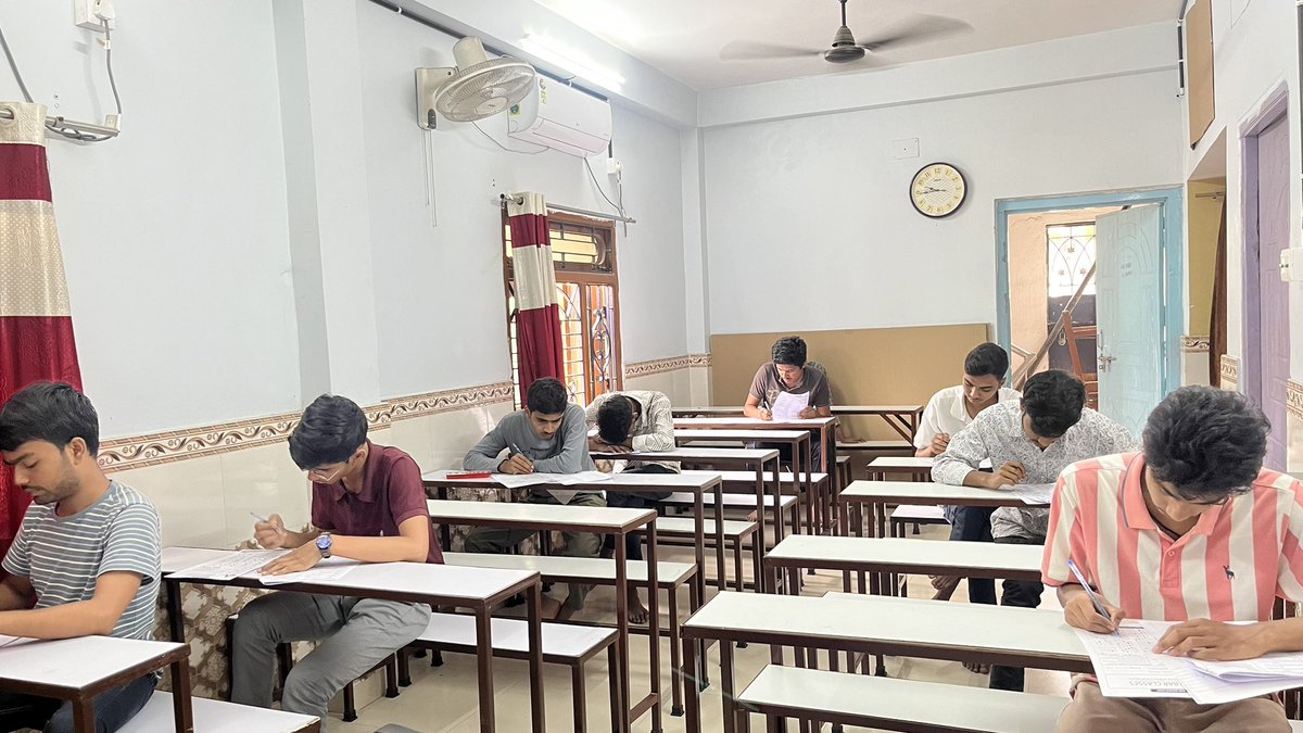 AkbarClasses's tweet image. 3rd Minor Test ✅
AMU Class 11 Entrance Prep | Session 2025–26
Another step forward at AKBAR CLASSES — where logic meets discipline.

#AMUEntrance #AkbarClasses #ThinkLogically #Session202526 #Kishanganj