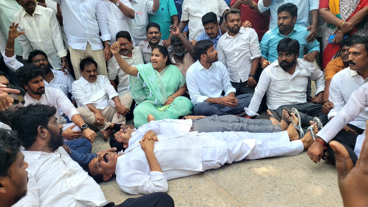 JaganannaCNCTS's tweet image. పోలీసులు అడ్డుకోవడంతో రోడ్డుపై పడుకుని నిరసన వ్యక్తం చేస్తున్న కరుణాకర్ రెడ్డి గారు.

#JusticeForTTDCows #SaveTirumala #CBNFailedCM #TTDGoshalaNegligence #AndhraPradesh #JaganannaConnects