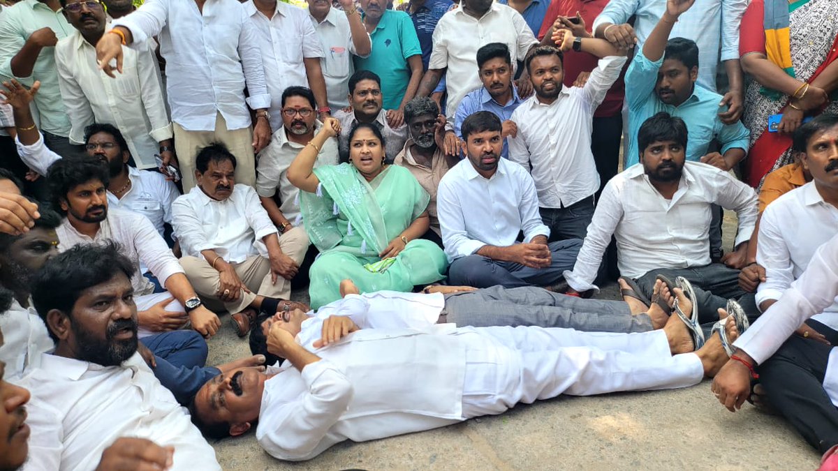 JaganannaCNCTS's tweet image. పోలీసులు అడ్డుకోవడంతో రోడ్డుపై పడుకుని నిరసన వ్యక్తం చేస్తున్న కరుణాకర్ రెడ్డి గారు.

#JusticeForTTDCows #SaveTirumala #CBNFailedCM #TTDGoshalaNegligence #AndhraPradesh #JaganannaConnects