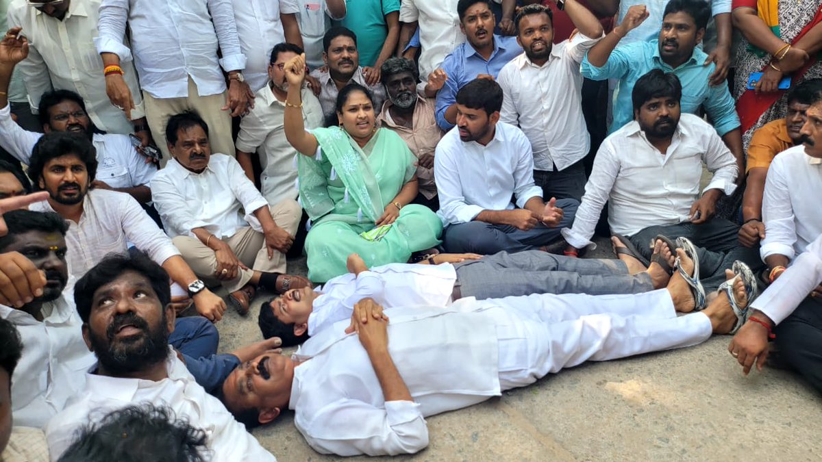 JaganannaCNCTS's tweet image. పోలీసులు అడ్డుకోవడంతో రోడ్డుపై పడుకుని నిరసన వ్యక్తం చేస్తున్న కరుణాకర్ రెడ్డి గారు.

#JusticeForTTDCows #SaveTirumala #CBNFailedCM #TTDGoshalaNegligence #AndhraPradesh #JaganannaConnects