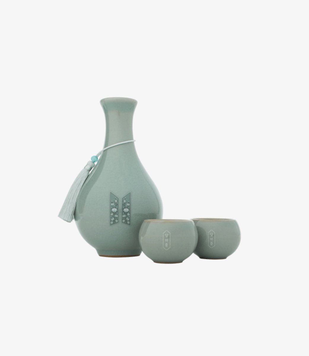 ZMKoreanShop's tweet photo. STOCK SALE!! #ZMKONHANDS 

2024 DALMAJUNG GOURD BOTTLE &amp; CUP SET 

Sealed and complete inclusion

Price NOW: 2800 php + local sf ❣️
Price before: 3770 php 

DOP within 7 days. 

DM us to buy. https://t.co/K05phjAn93