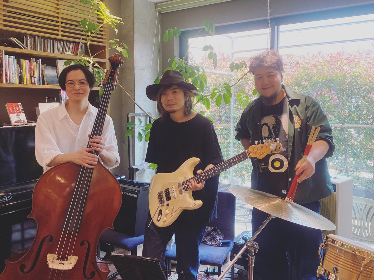 KenjiNaruo's tweet photo. 今日はこの3人で！
護国寺にあるCafé コアラとライオンときどきチーターさんにてMelody Brewzという企画で演奏させて頂きました。即興全開のジャズロックをお届けしました。
このメンバーでは随分長く一緒に演奏していますが、ここまでフリーな感じでやるのは初めてかも。めちゃくちゃ楽しかった！ https://t.co/YQQPwJHbCN
