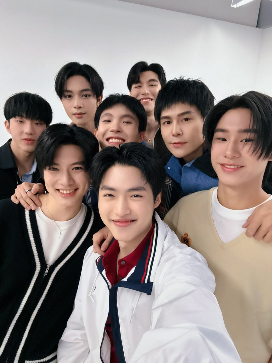 BoysInLoveTH's tweet photo. วันนี้มาส่งกำลังใจให้นักเรียนของเรากับการเดินสายโปรโมตซีรีส์เรื่อง “เปิดเทอมใหม่ หัวใจหัดรัก Boys in love“ กันด้วยน้า ✌🏻🏫💕

#BoysInLoveSeries 
#GMMTV  
@lukepeemsan @mickmetas @Chokunz_jkz @aston_lv @Kktken_Lim @tananloh_ @plapodd @papangpt https://t.co/q66iLHJpze