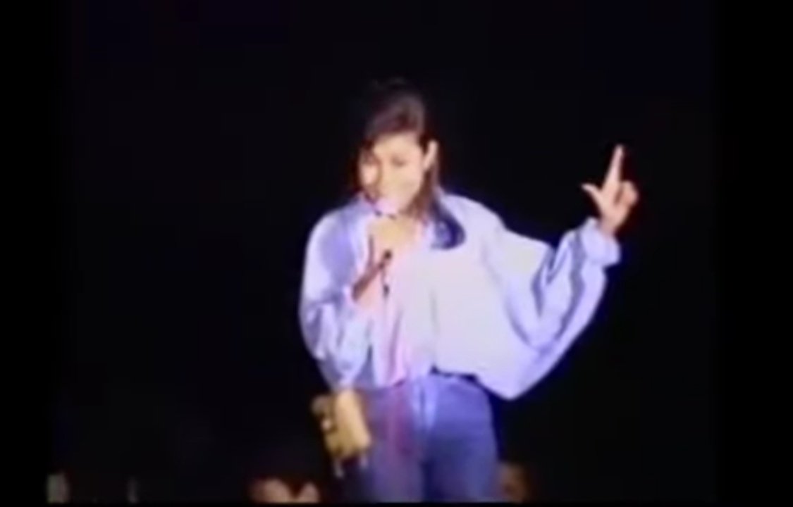 ProjectGunitaPH's tweet photo. EDSA 1986: Day 2.

By nightfall, a vigil of thousands of people along EDSA had taken place, amid rumors of attacks from the dictator. Artists performed to buoy up their spirits.

Superstar Nora Aunor, for the first time, gestured to flash the "Laban!" sign.
#DefendHistoricalTruth https://t.co/RdZ2UksMRO
