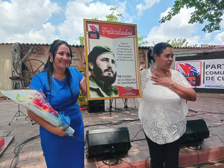 YanetsyTerry's tweet photo. Emotivo acto de rememoración de los gloriosos días de abril, en especial este 16, fecha en la que, 64 años atrás se fundó nuestro @PartidoPCC . A todos Muchísimas Felicidades! @AsambleaCuba @PresidenciaCuba @GobiernoCuba @GobiernoGranma @YudelkisOrtizB @GalanCuba @BorgesOlivero https://t.co/CxXz2kgbvI