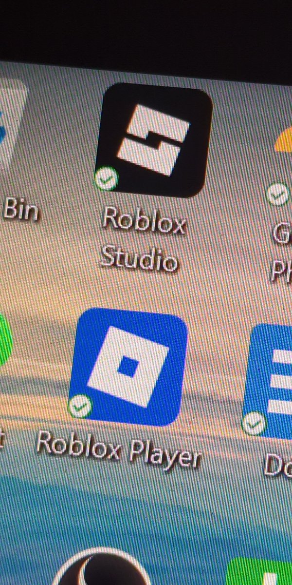 OK SO ROBLOX LOGO IS BLUE AND ROBLOX STUDIO IS BLACK AND WHITE NOW??? #ROBLOX
