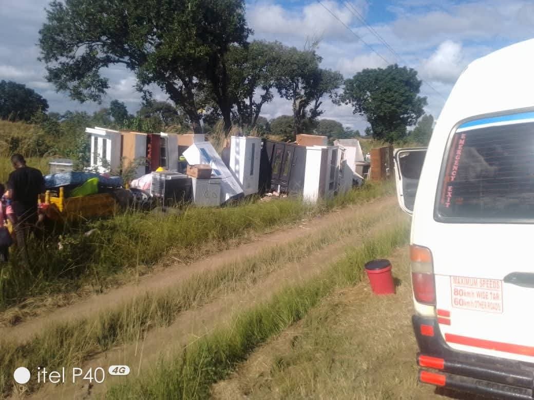 PatrioticMedia1's tweet photo. ZIMBABWE: CHINESE MAN REMOVES LOCALS FROM THEIR LAND
Zimbabwean families in Cloverdale were forcefully removed from their land to make way for a Chinese investor. https://t.co/GOUwAnzoY3